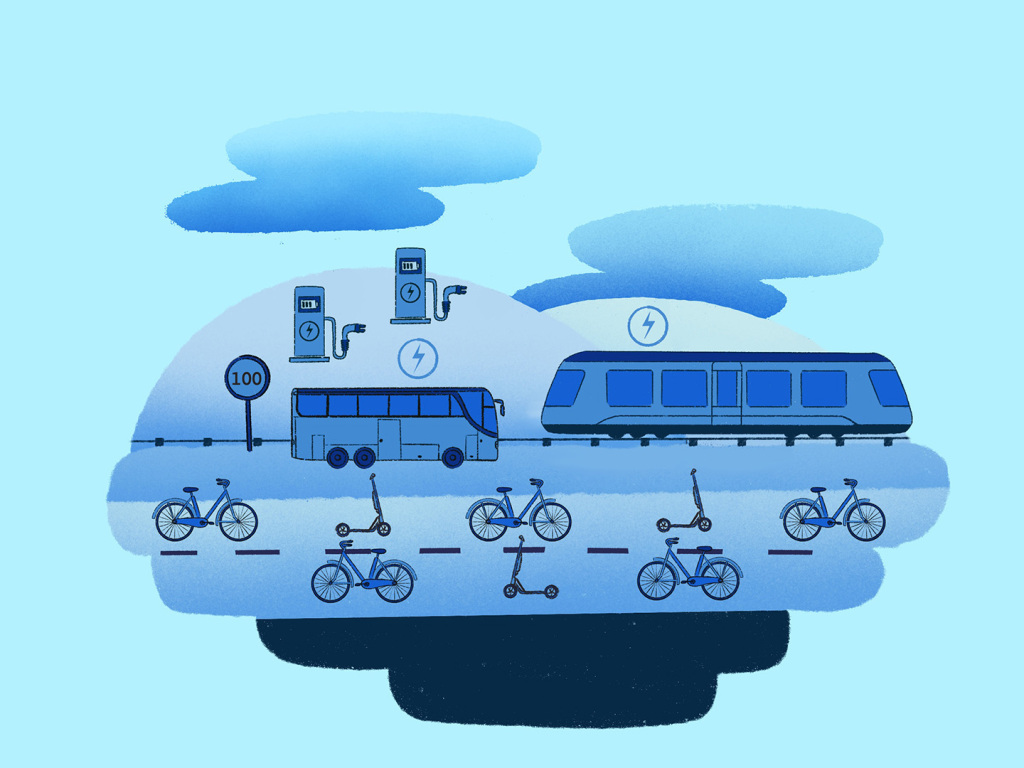 Vier FahrRäder und drei ElektroScooter sind auf großzügigen Fahrspuren unterwegs. Daneben fährt ein ElektroBus. Ein VerkehrSchild zeigt Tempolimit 100 an. Zwei ElektroLadesäulen stehen im Hintergrund. Parallel zur Straße liegen Schienen, auf denen ein ElektroTriebwagen fährt.