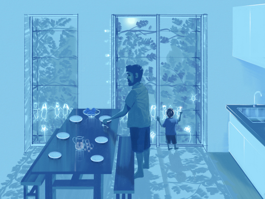 Illustration einer offenen Küche in BlauTönen. Ein Mann deckt einen rechteckigen Tisch für sechs Personen mit Tellern, Gläsern, einer WasserKaraffe und einem ObstKorb. Ein Kind steht an der TerrassenTür und malt eine Reihe von Menschen, die sich an den Händen halten.